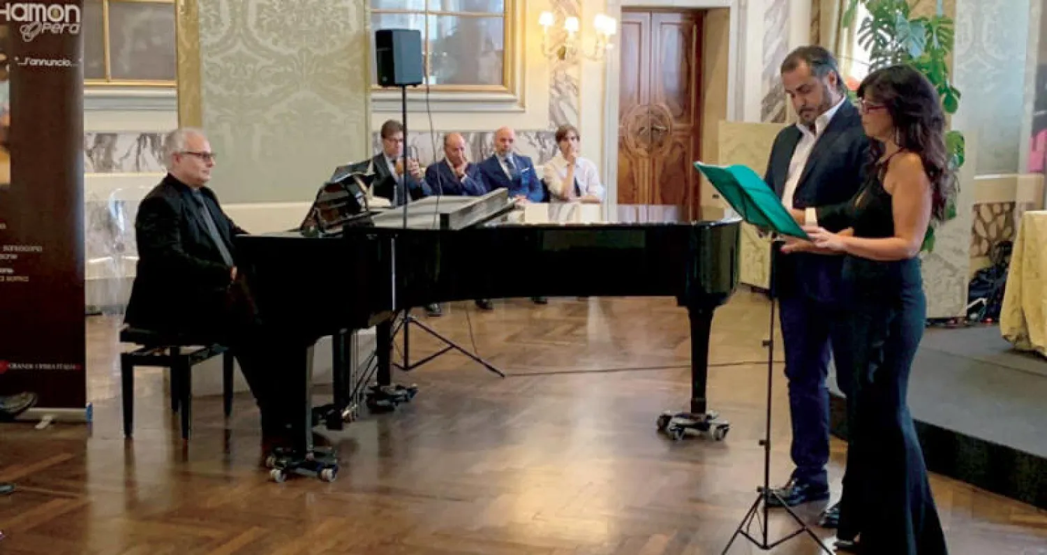 أداء جزء من عرض أوبرا توت عنخ آمون في المؤتمر الصحافي بإيطاليا