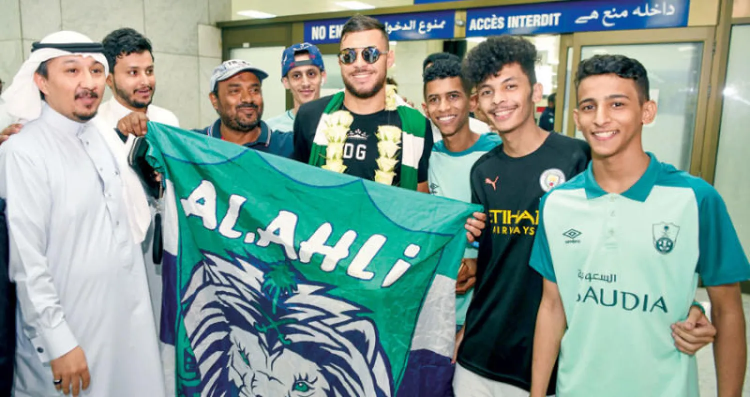 يوسف بلايلي محاطا بجماهير الأهلي بعد وصوله إلى مطار جدة (تصوير: علي خمج)