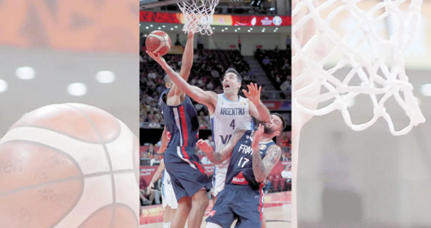 من مباراة الأرجنتين وفرنسا في نصف نهائي مونديال كرة السلة أمس (أ.ب)
