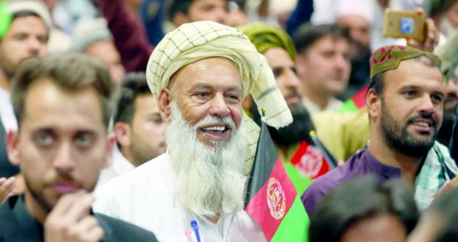 أنصار الرئيس أشرف غني خلال مشاركتهم في اجتماعات حملة تأييده بالعاصمة كابل أمس (إ.ب.أ)