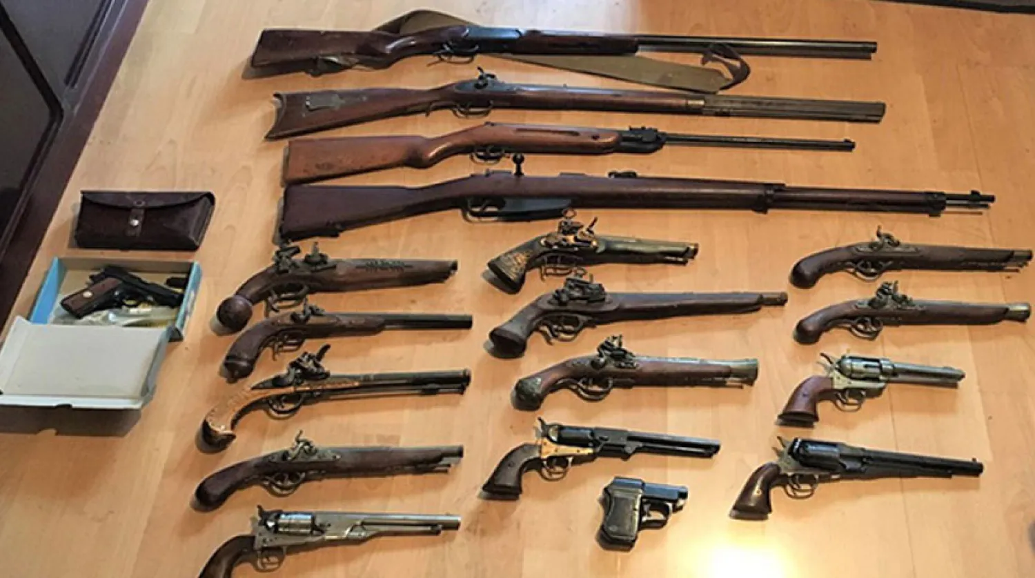Almanya'da bir evde gizlenmiş çok sayıda silah, kılıç ve bıçak ele geçirildi