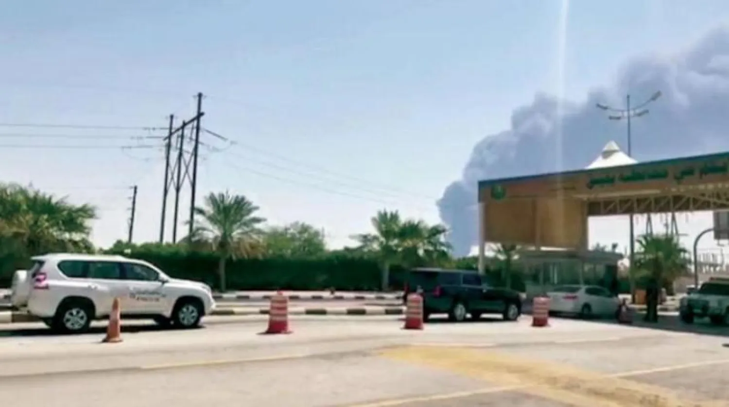 جانب من معمل تكرير بقيق كما بدا في أعقاب السيطرة على الحريق أمس (أ.ف.ب)