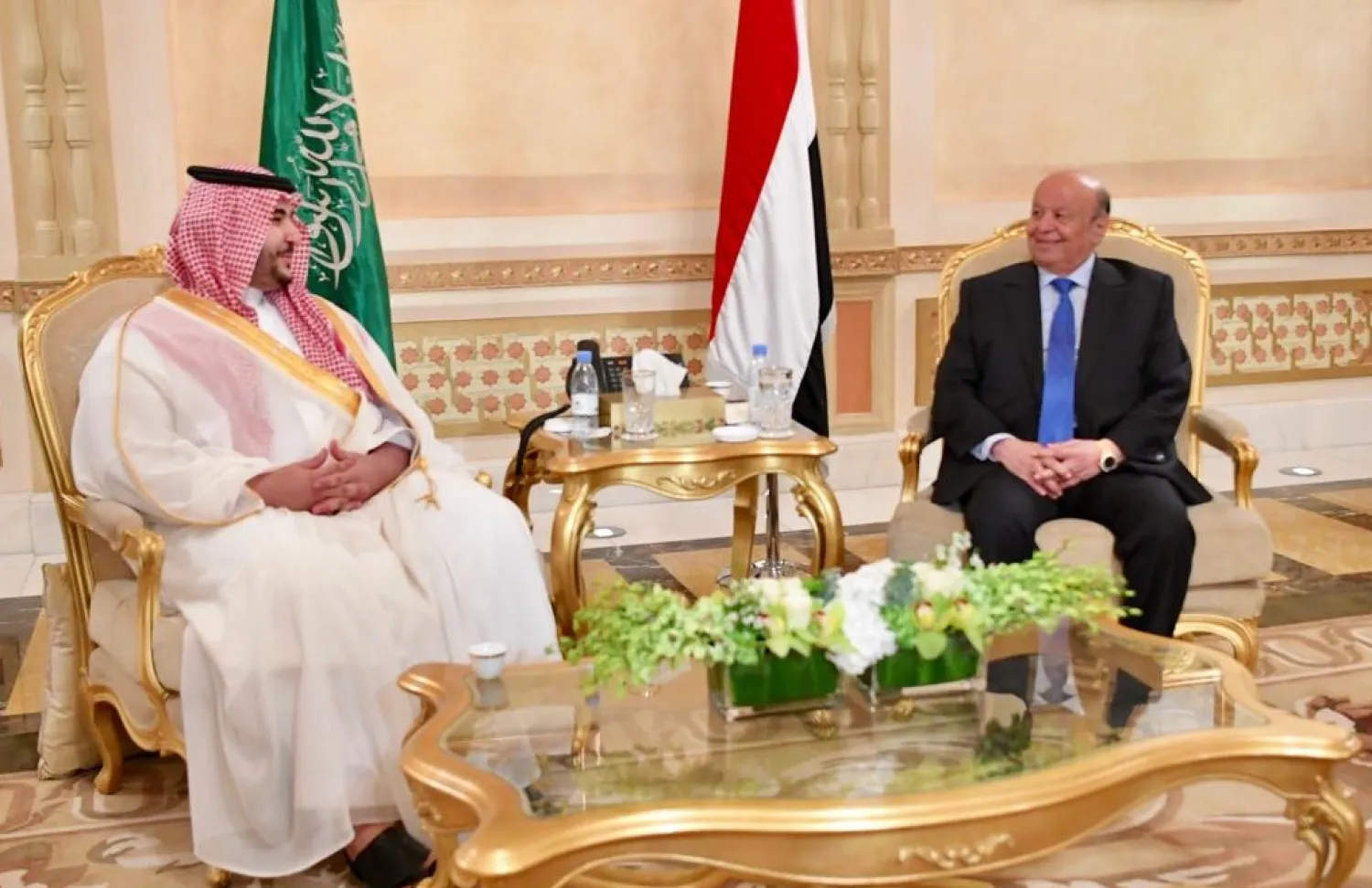 نائب وزير الدفاع السعودي الأمير خالد بن سلمان خلال لقاءه مع الرئيس اليمني عبد ربه منصور هادي (سبأ نت)