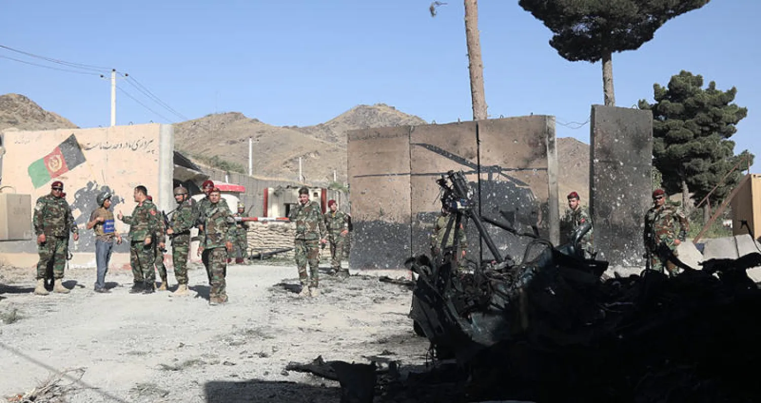 قوات الأمن الأفغانية تتفقد موقع الهجوم الانتحاري الذي استهدف  بوابة مركز تدريب القوات الخاصة في ضواحي كابل (إ.ب.أ)