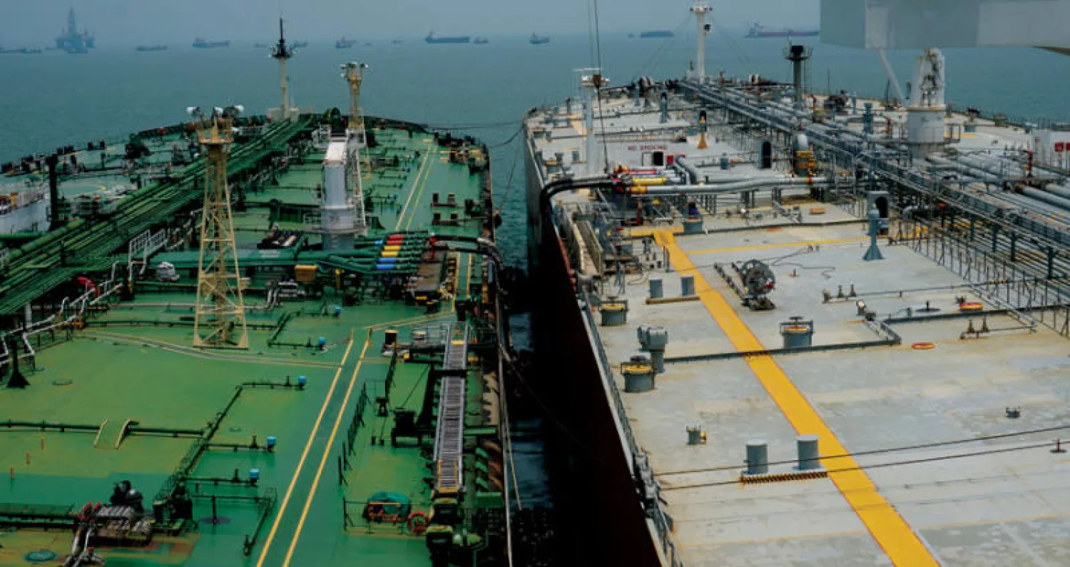 تظهر أغلب التقارير أن العوامل الاقتصادية العالمية الحالية تحد من ارتفاع أسعار النفط فيما قد يدفع تفاقم التوترات الجيوسياسية والأمنية إلى صعودها (رويترز)