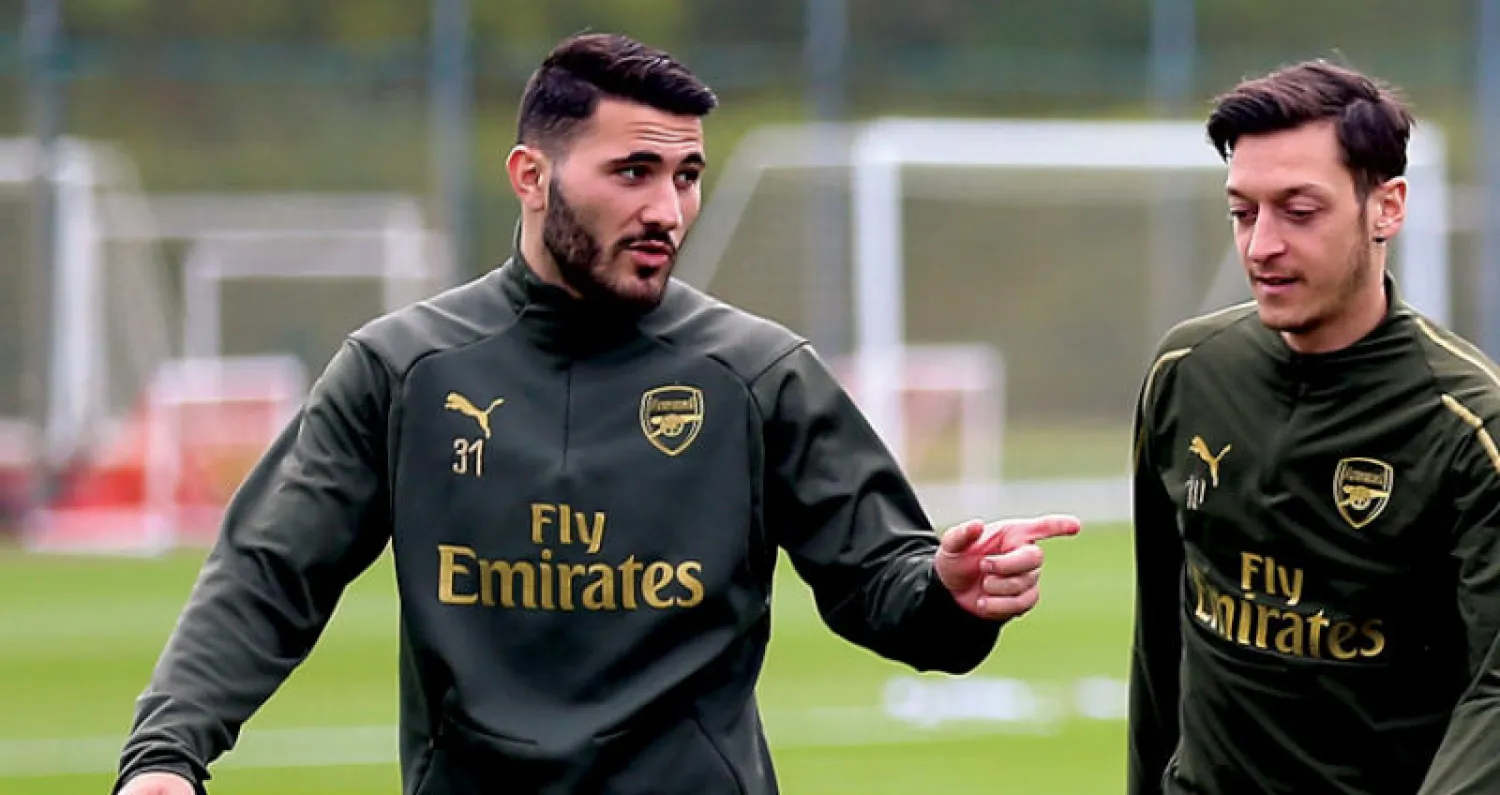 نجما آرسنال أوزيل وكولاشيناتس ما زالا متأثرين من محاولة اختطاف سيارتهما