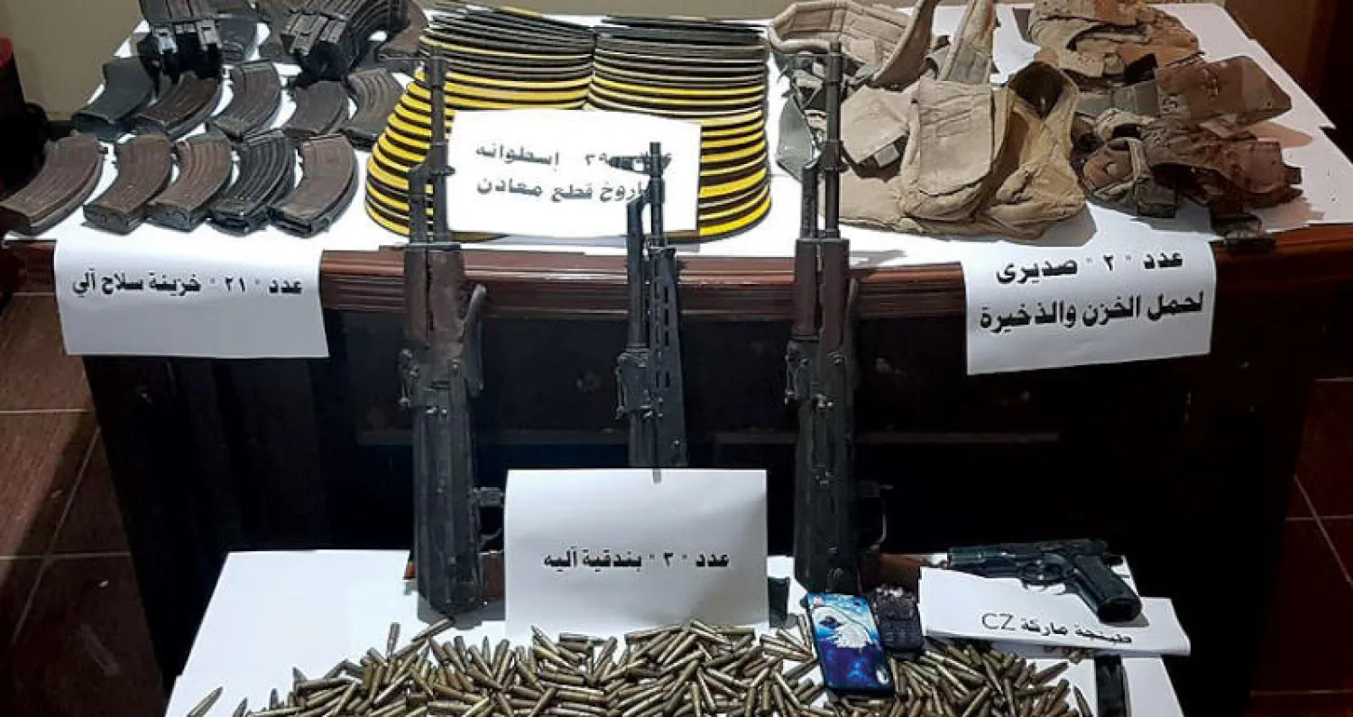 أسلحة نارية وذخائر قالت وزارة الداخلية المصرية إنها عثرت عليها بحوزة مجموعة إرهابية في شمال سيناء (صورة من الداخلية المصرية)