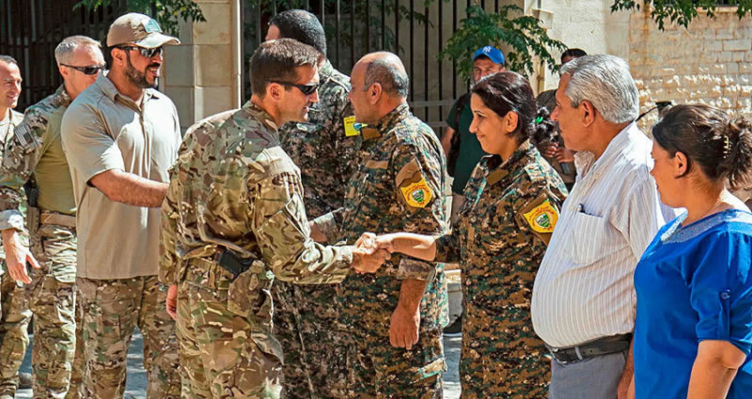 أعضاء من قيادة التحالف ضد «داعش» في زيارة للمجلس العسكري لمدينة تل أبيض شمال سوريا (أ.ف.ب)