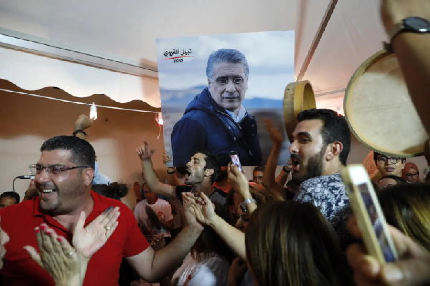 مؤيدون للمرشح نبيل القروي يحتفلون بانتقاله إلى الدورة الثانية للانتخابات الرئاسية (إ.ب.أ)