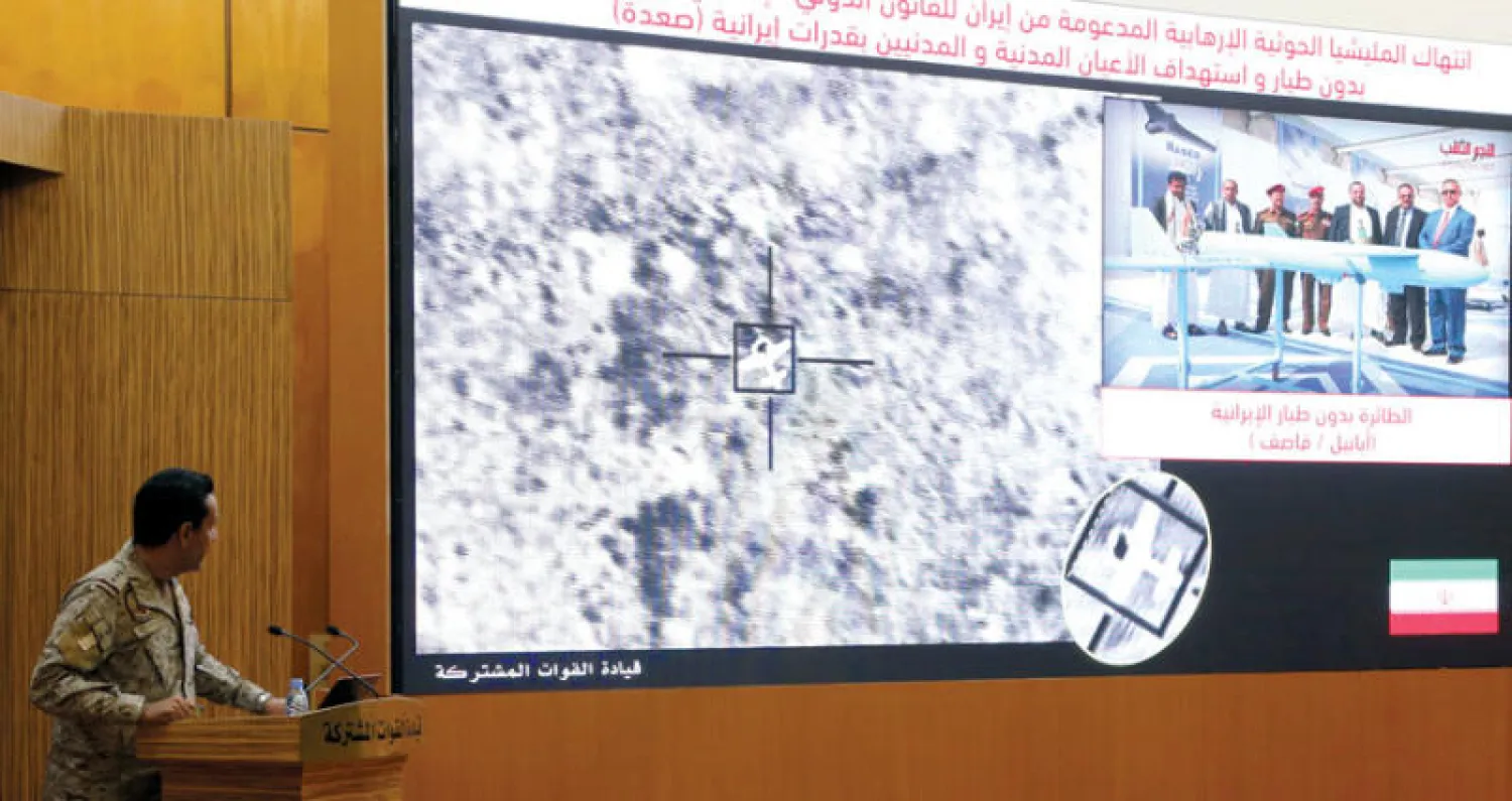 المالكي يقدم شروحات حول هجوم بطائرة مسيّرة خلال مؤتمر صحافي في الرياض أمس (رويترز)