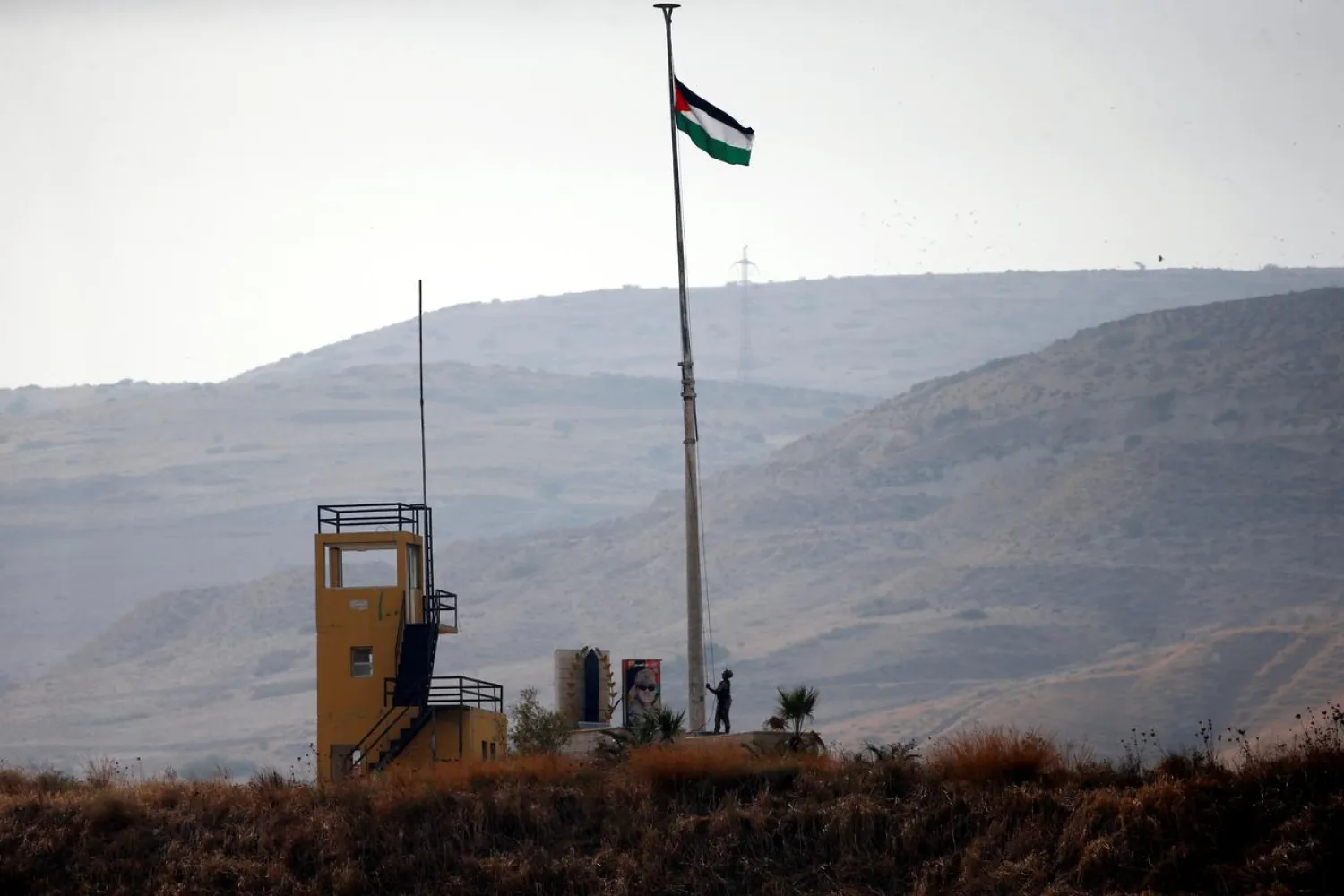 A Jordanian soldier pulls a Jordanian national flag in an outpost at the border area between Israel and Jordan at Naharayim  | (Reuters)
