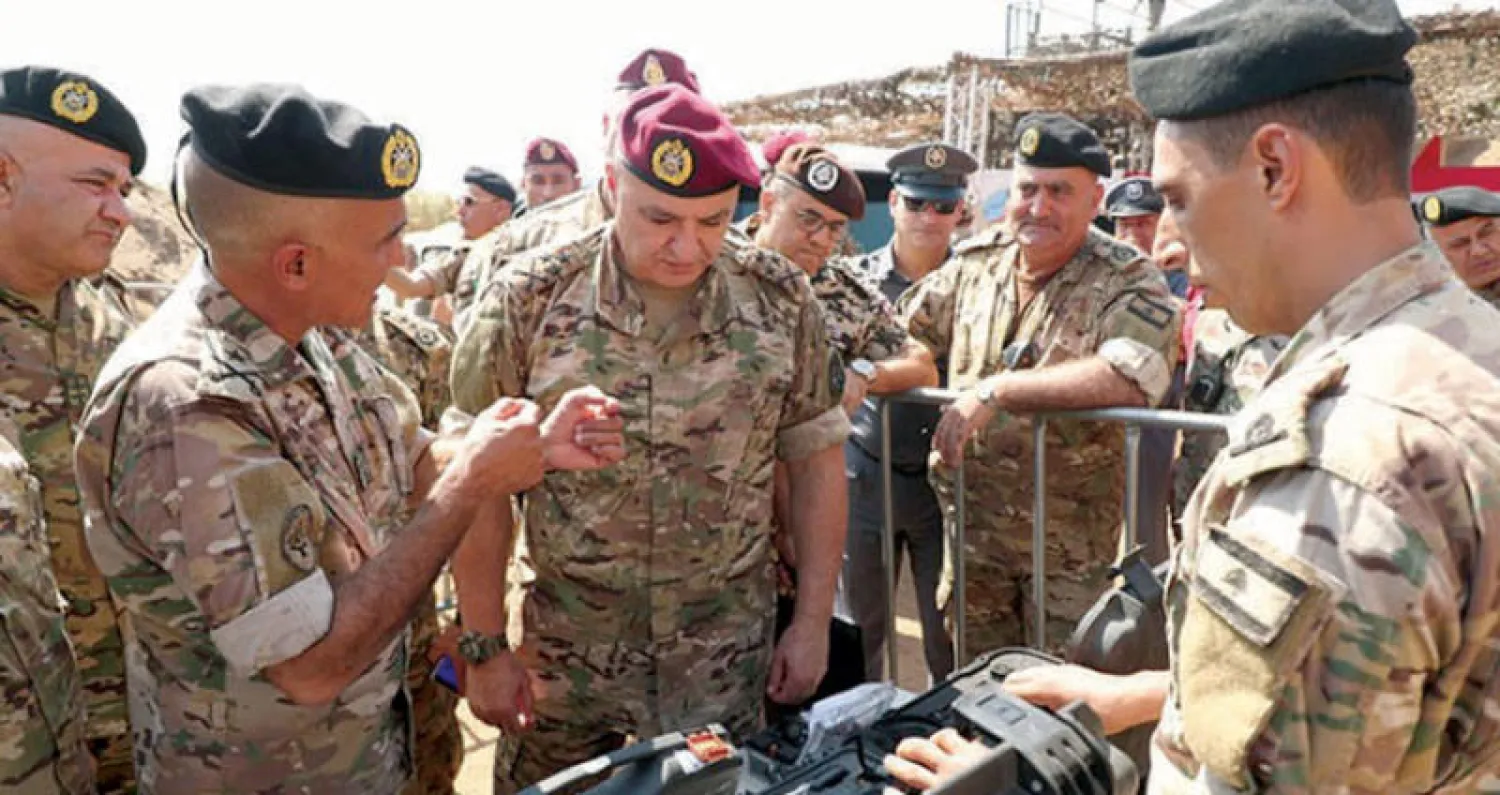 قائد الجيش العماد جوزف عون خلال حضوره امس تمريناً عسكرياً عند الحدود الشمالية في منطقة عكار (الوكالة الوطنية)