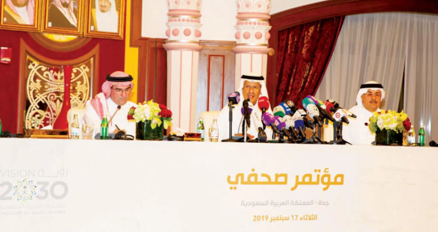 الأمير عبد العزيز بن سلمان وزير الطاقة السعودي وياسر الرميان رئيس مجلس إدارة شركة أرامكو وأمين الناصر الرئيس التنفيذي للشركة خلال المؤتمر الصحافي الذي عقد أمس في جدة (تصوير: عدنان مهدلي)