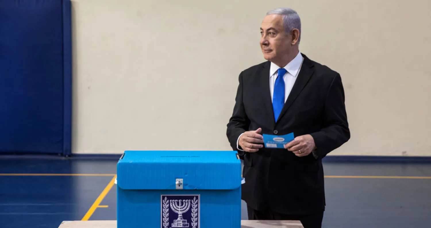 رئيس الوزراء الإسرائيلي بنيامين نتنياهو وهو يدلى بصوته (ا.ف.ب)