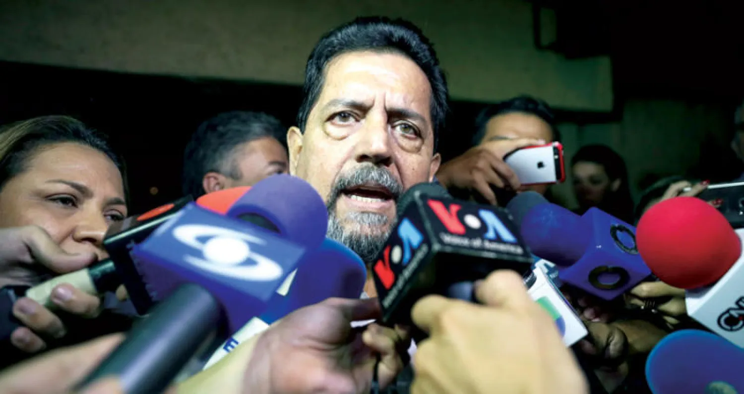 نائب رئيس البرلمان الفنزويلي إدغار زامبرانو الذي أطلق سراحه بموجب اتفاق بين الحكومة وبعض أحزاب معارضة (إ.ب.أ)