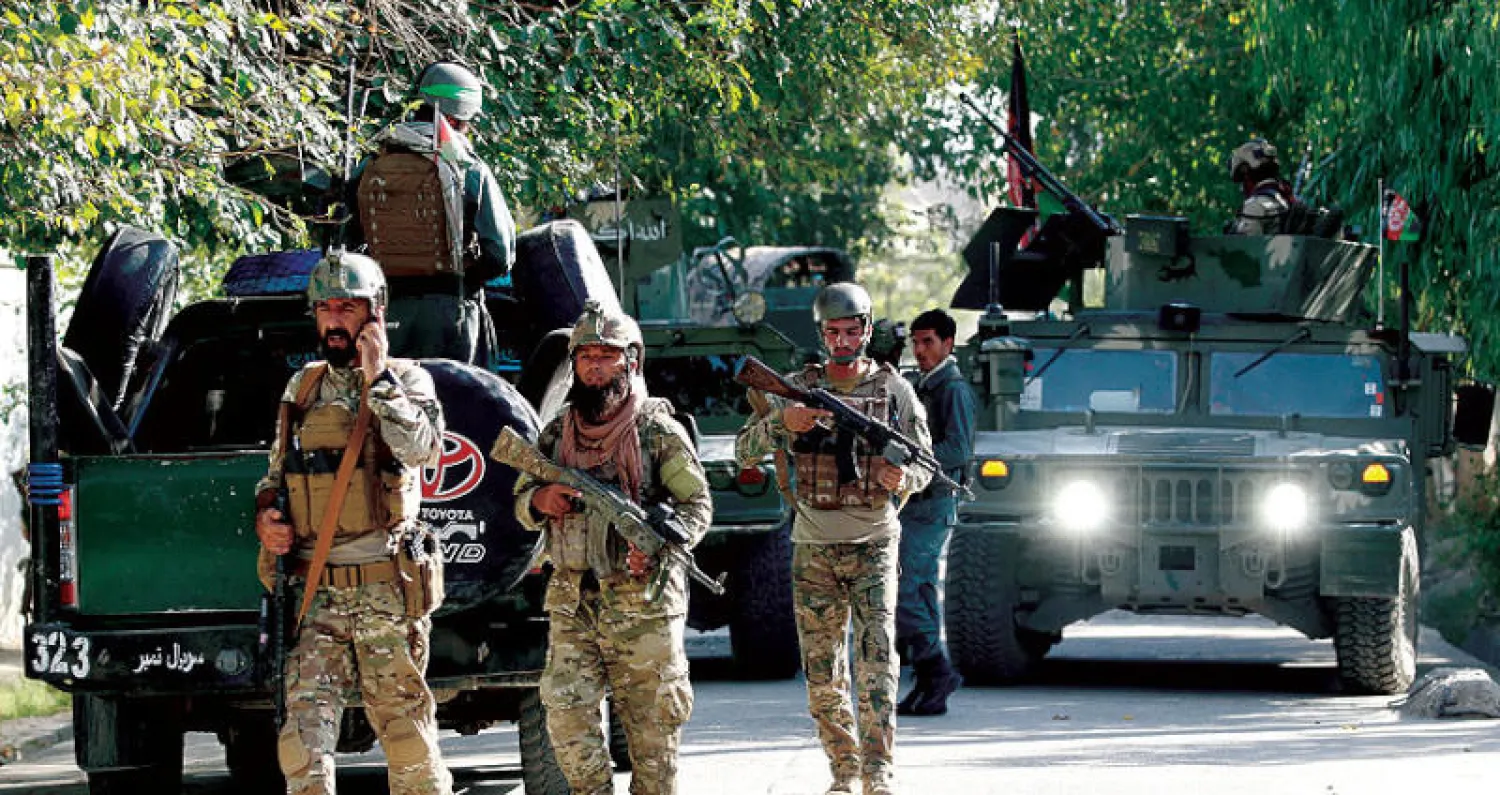 جنود أفغان لدى وصولهم إلى موقع الهجوم  في جلال آباد أمس (رويترز)
