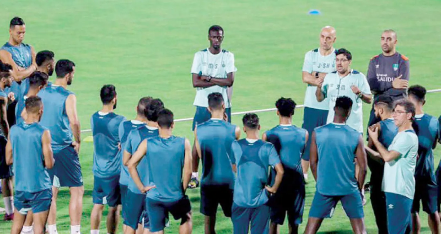 المحمدي خلال اجتماعه باللاعبين قبل بدء التدريب الأهلاوي أمس (المركز الإعلامي بالنادي الأهلي)