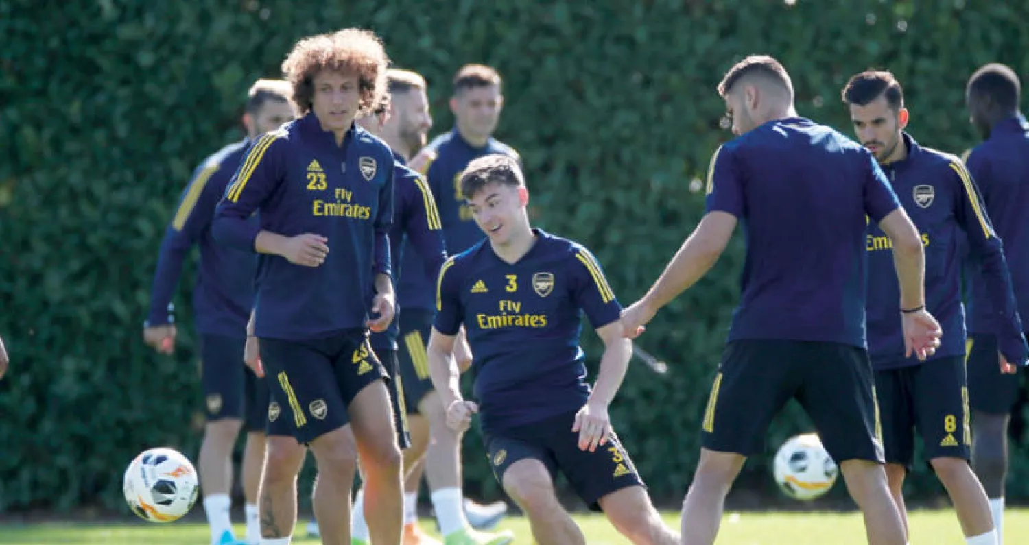 لاعبو آرسنال خلال التدريبات أمس استعداداً لمواجهة إنتراخت (رويترز)