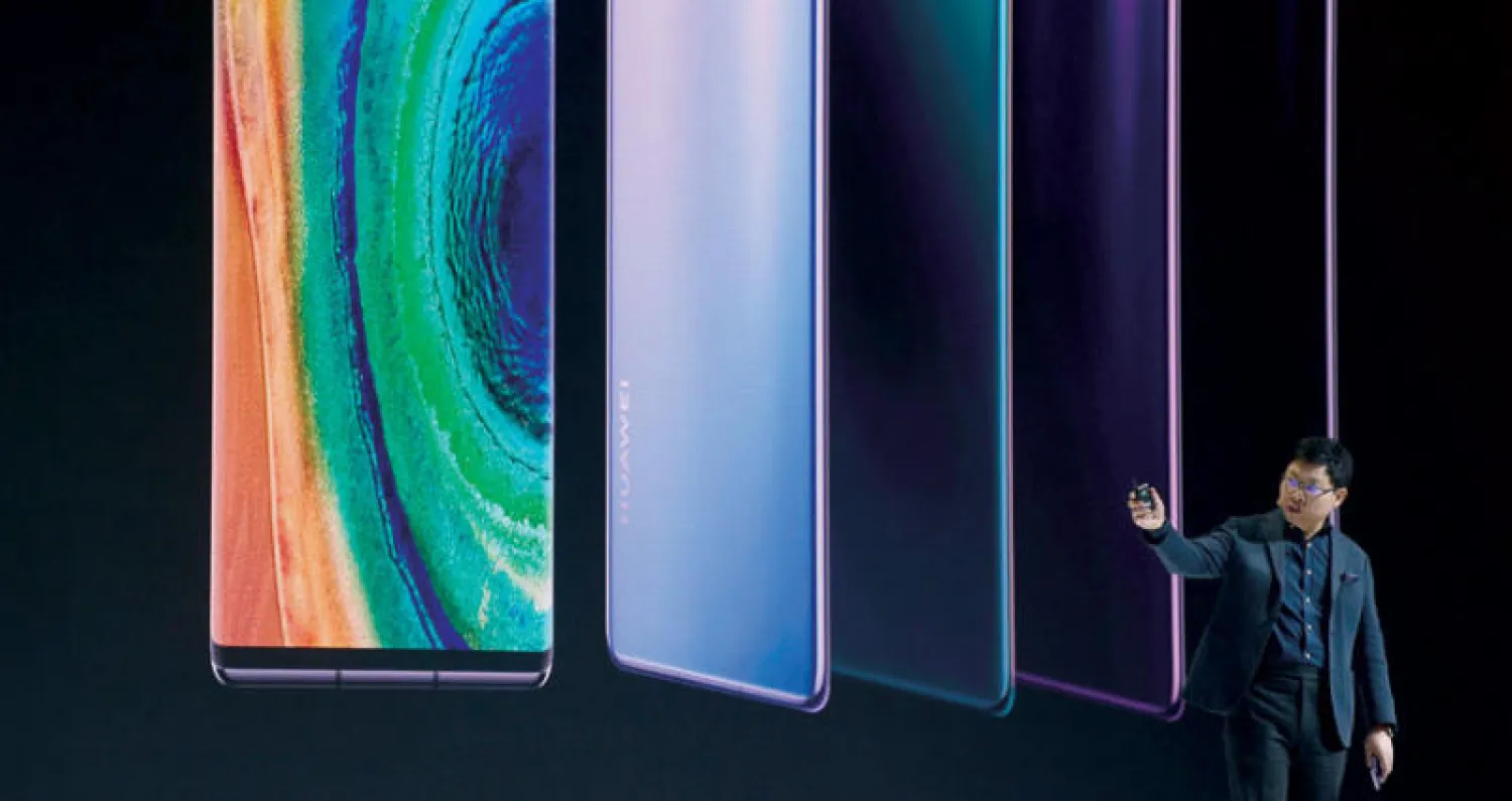 المدير التنفيذي لشركة هواوي ريتشارد يو يكشف عن هواتفها الجديدة في ميونيخ أمس (أ.ف.ب)