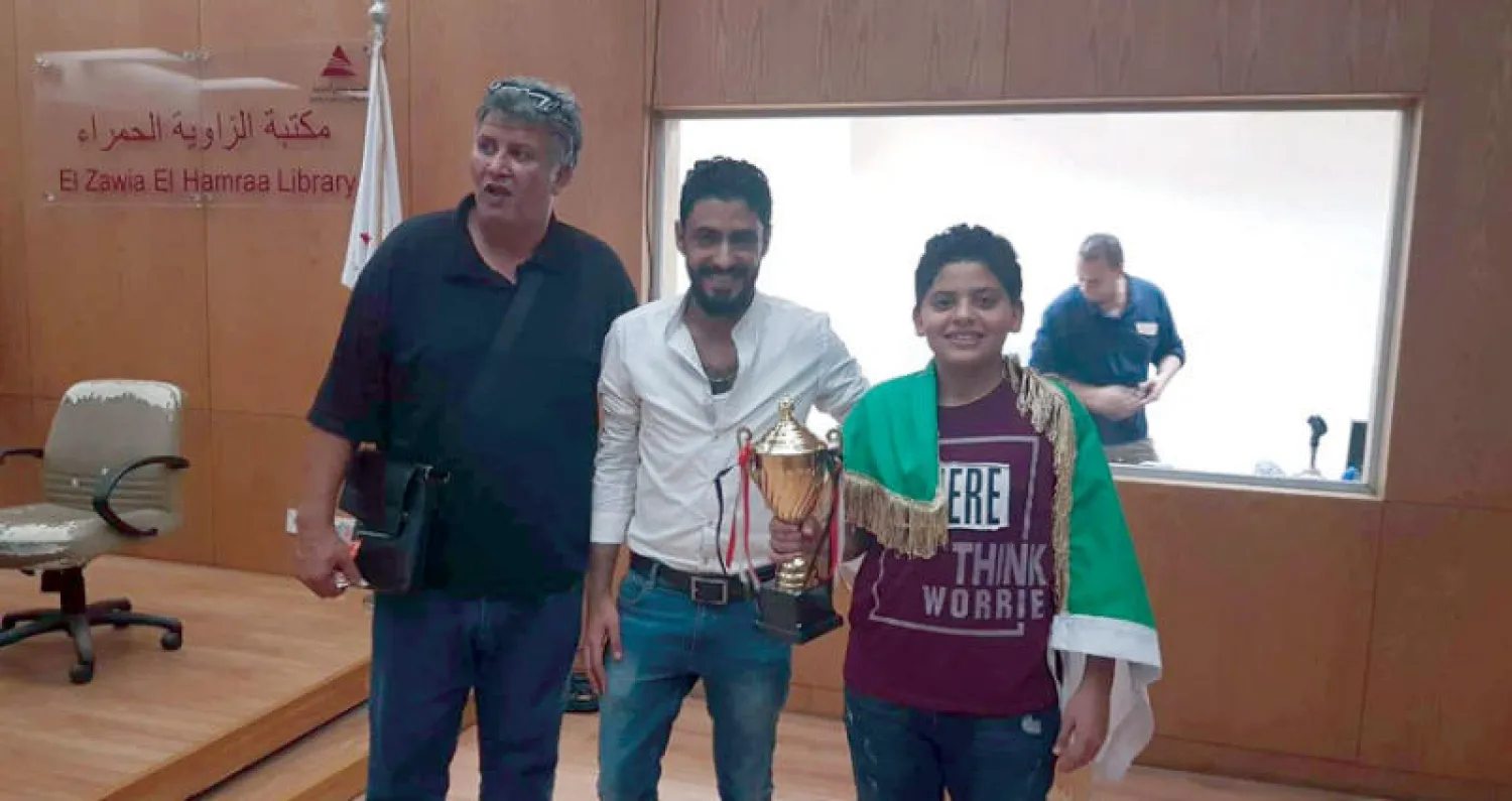 الفتى الليبي يوسف الحصادي بعد فوزه ببطولة (Arena) الدولية للشطرنج