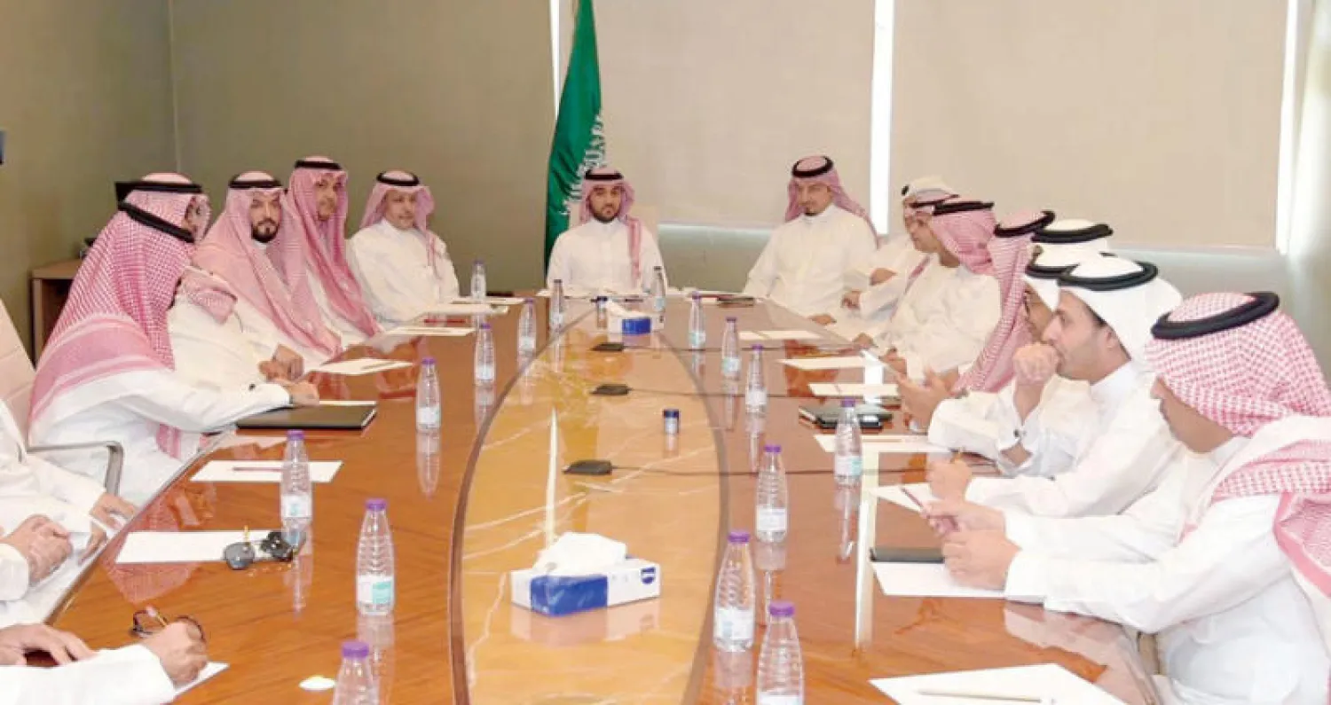 جانب من اجتماع الأمير عبد العزيز الفيصل برؤساء الأندية الرياضية السعودية أمس (الشرق الأوسط)