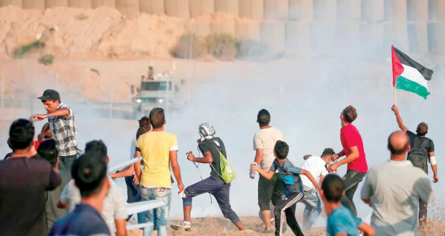 جانب من احتجاجات أمس في غزة قرب السياج الحدودي مع إسرائيل (أ.ف.ب)
