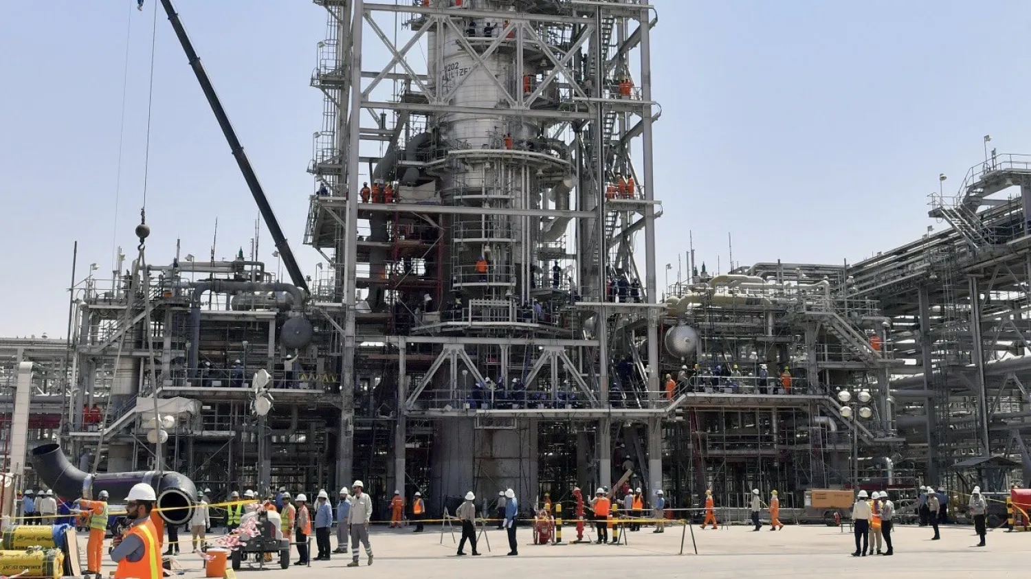 بالفيديو والصور...‫ «الشرق الأوسط» داخل معملي خريص وبقيق بعد الاعتداء