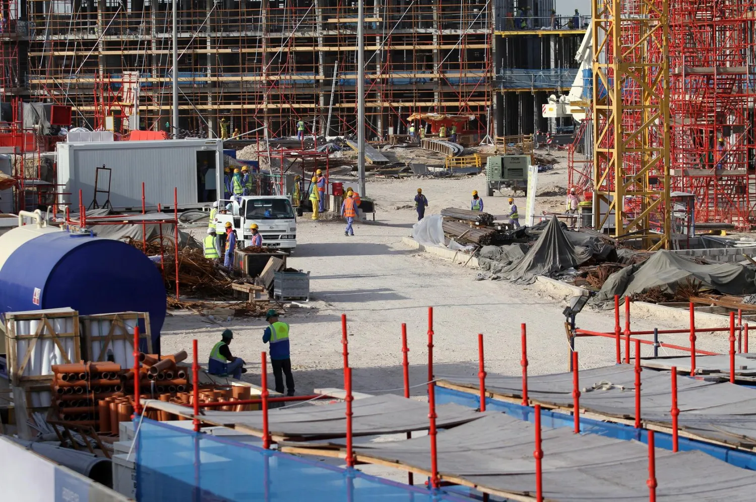 Migrant labourers work at a construction site at the Aspire Zone in Doha, Qatar, March 26, 2016. REUTERS/Naseem Zeitoon/File Photo
