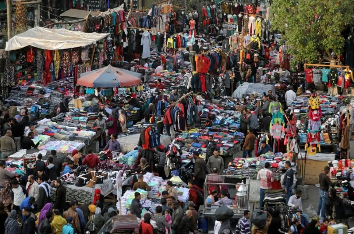 People shop at Al Ataba, a popular market in downtown Cairo, Egypt December 12, 2017. REUTERS/Mohamed Abd El Ghany
