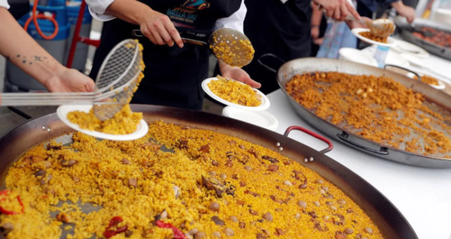 طاه يقدم أطباق البيالا خلال الاحتفال باليوم العالمي للبيالا في مدينة فالنسيا الإسبانية (إ.ب.أ)