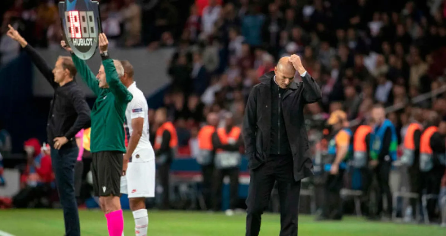 زيدان يتابع هزيمة ريـال مدريد المذلة أمام باريس سان جيرمان (أ.ف.ب)