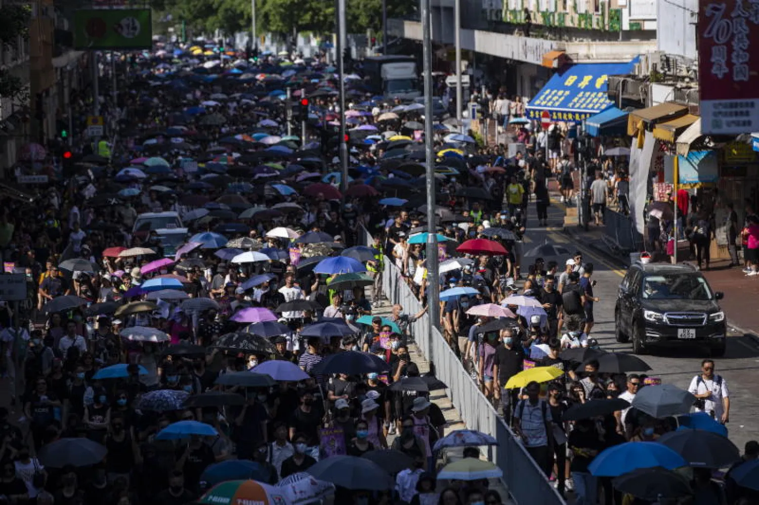 المسيرة المؤيّدة للديمقراطية في توين مون (إ.ب.أ)