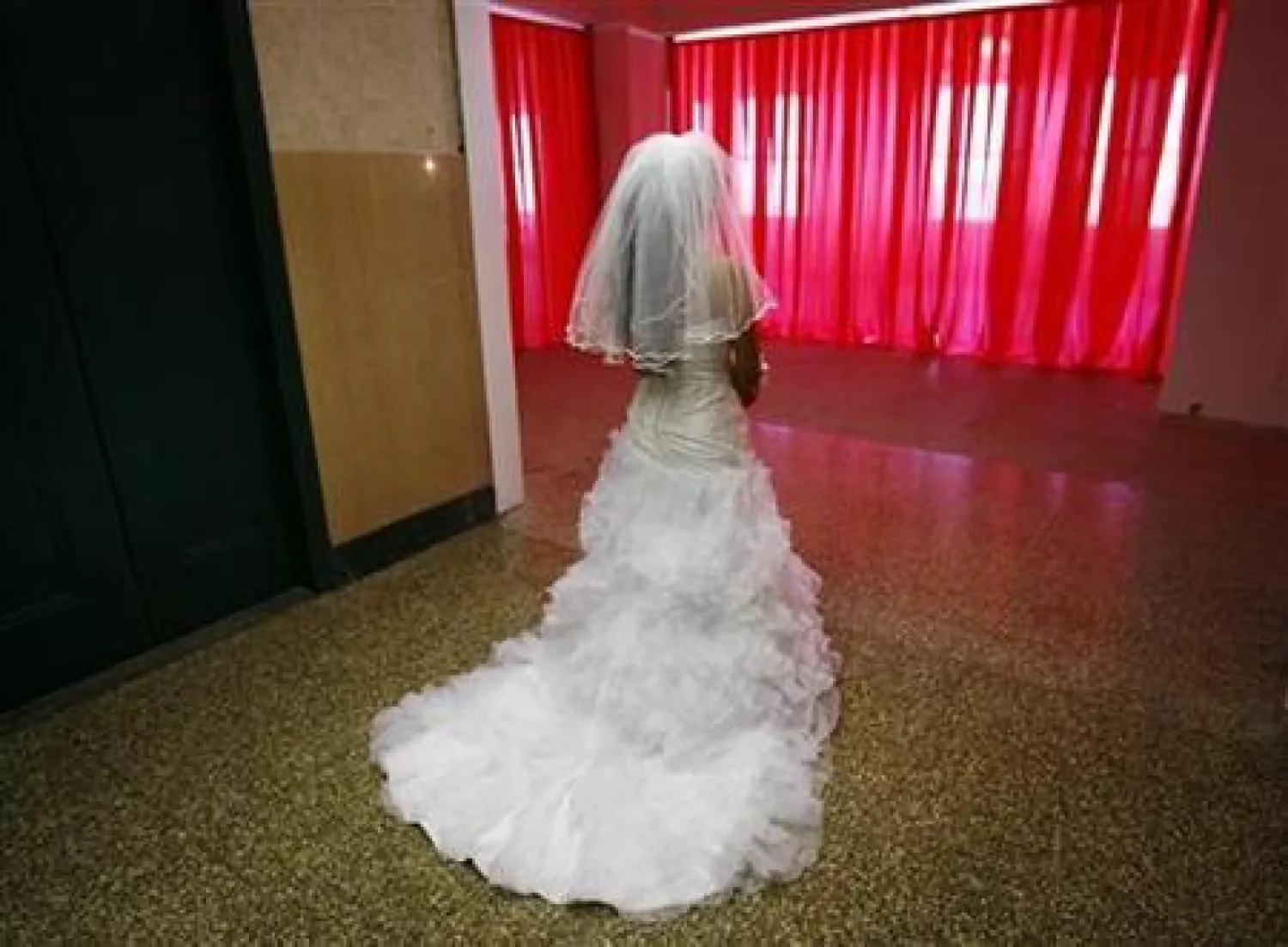 عروس ترتدي فستاناً أبيض يوم زفافها (أرشيف - رويترز)