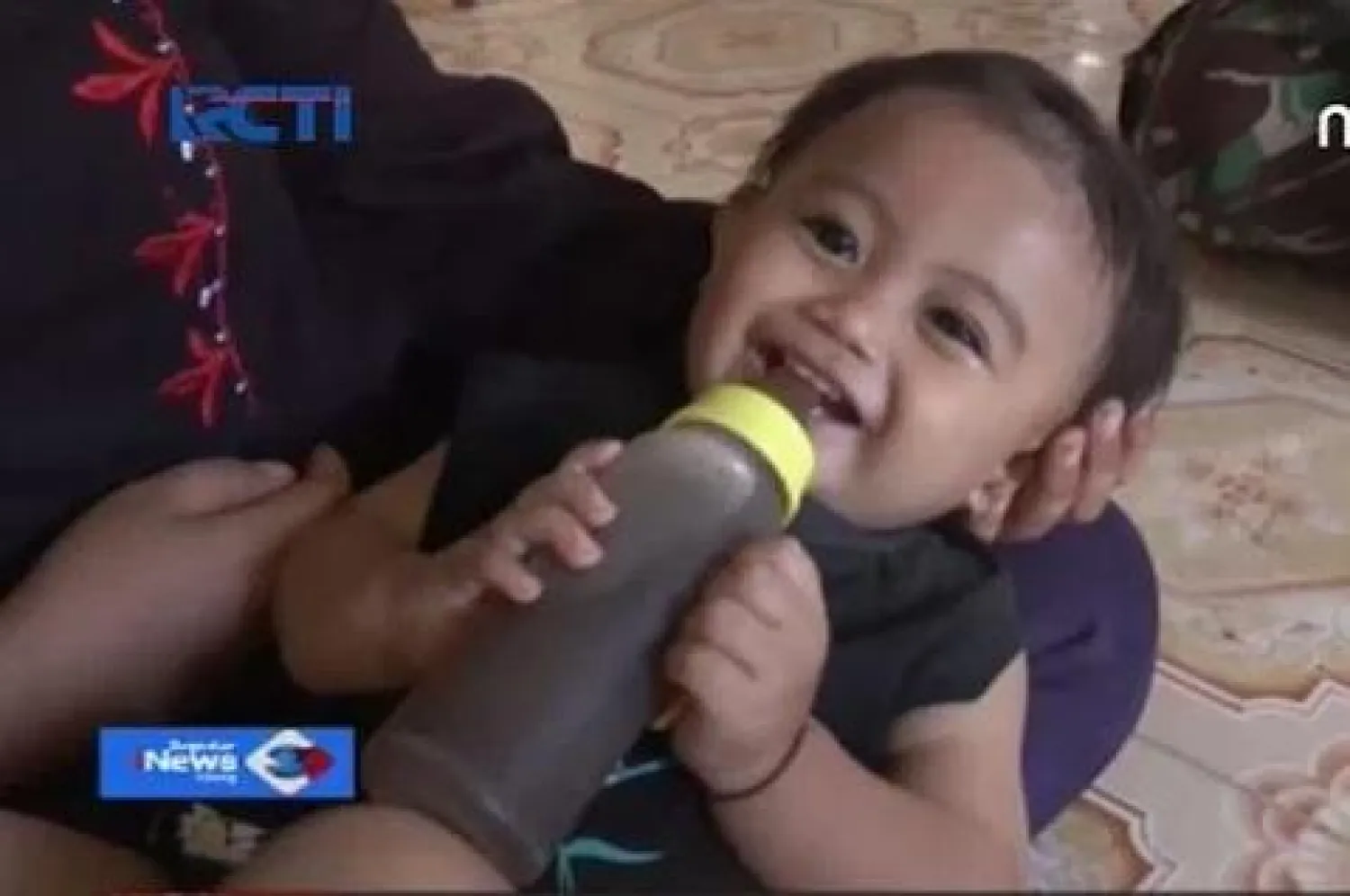 الطفلة الإندونيسية خديجة حوارة تتناول القهوة (الصن)