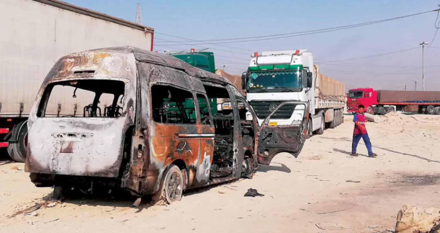 حافلة ركاب صغيرة مدمرة في موقع انفجار عند أحد مداخل كربلاء أمس (أ.ب)