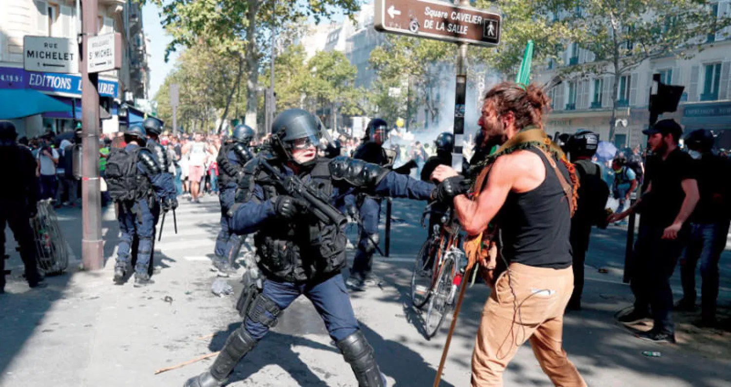 أمس كان حافلاً بالمظاهرات والتجمعات ولم يكن «الأصفر» وحده حاضراً في باريس (أ.ف.ب)