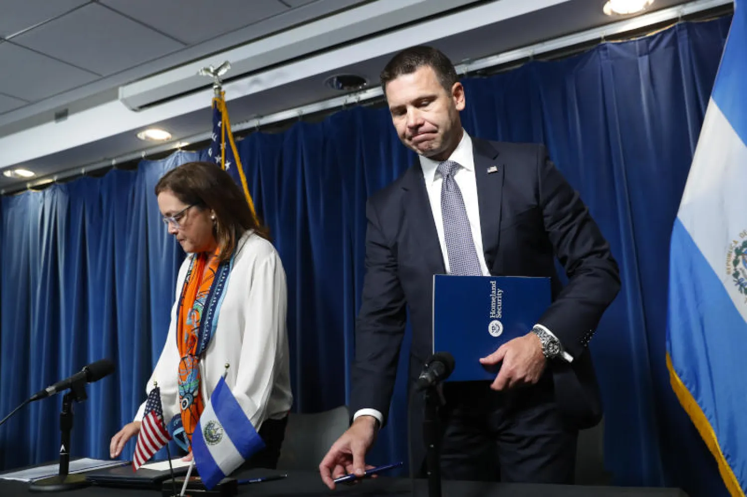 وزير الأمن الداخلي الأميركي بالوكالة كيفن ماكالينان ووزيرة خارجية السلفادور ألكسندرا هيل (أ.ب)