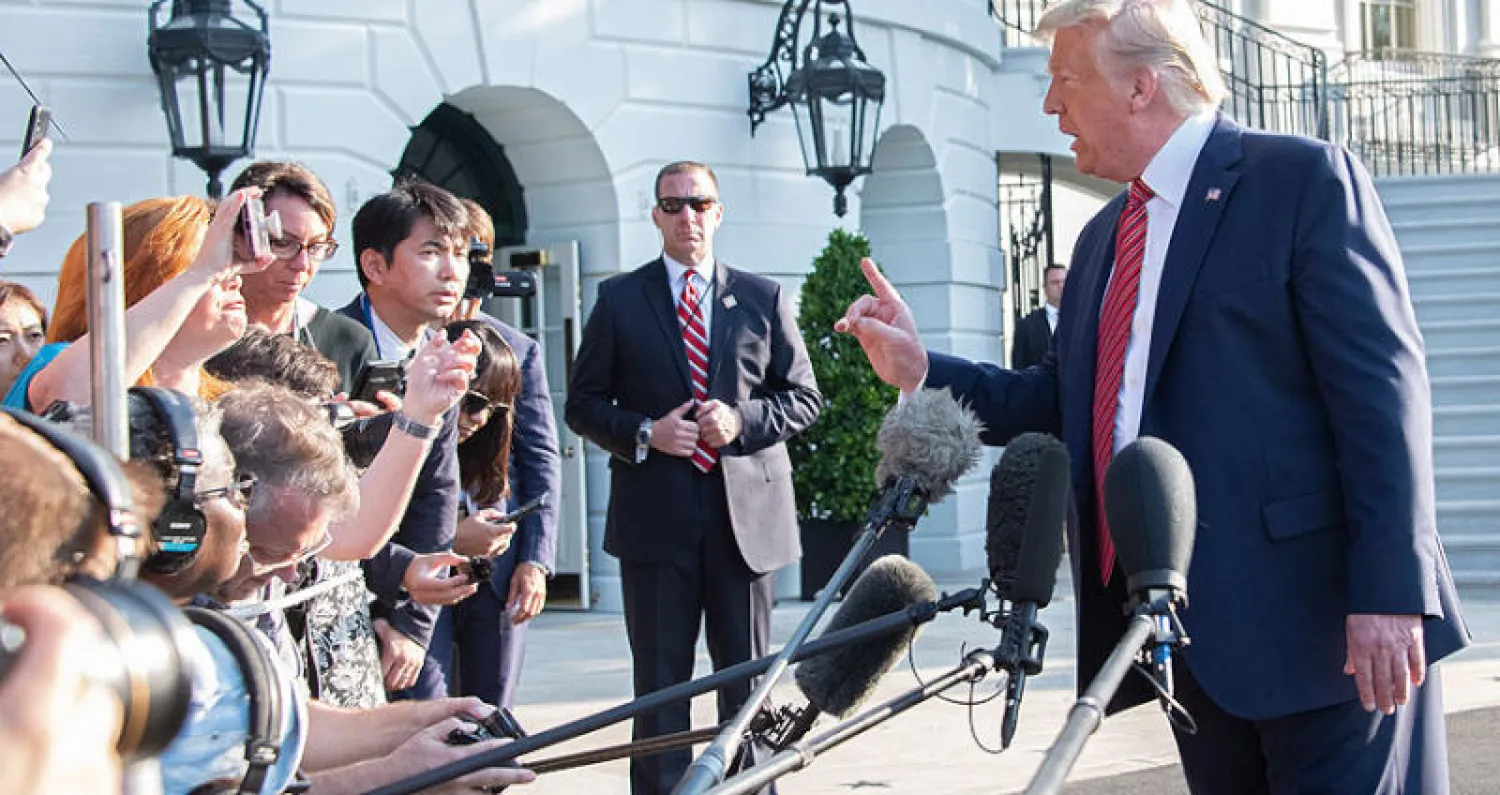 الرئيس الأميركي دونالد ترمب يرد على أسئلة الصحافيين في البيت الأبيض أمس (إ.ب.أ)