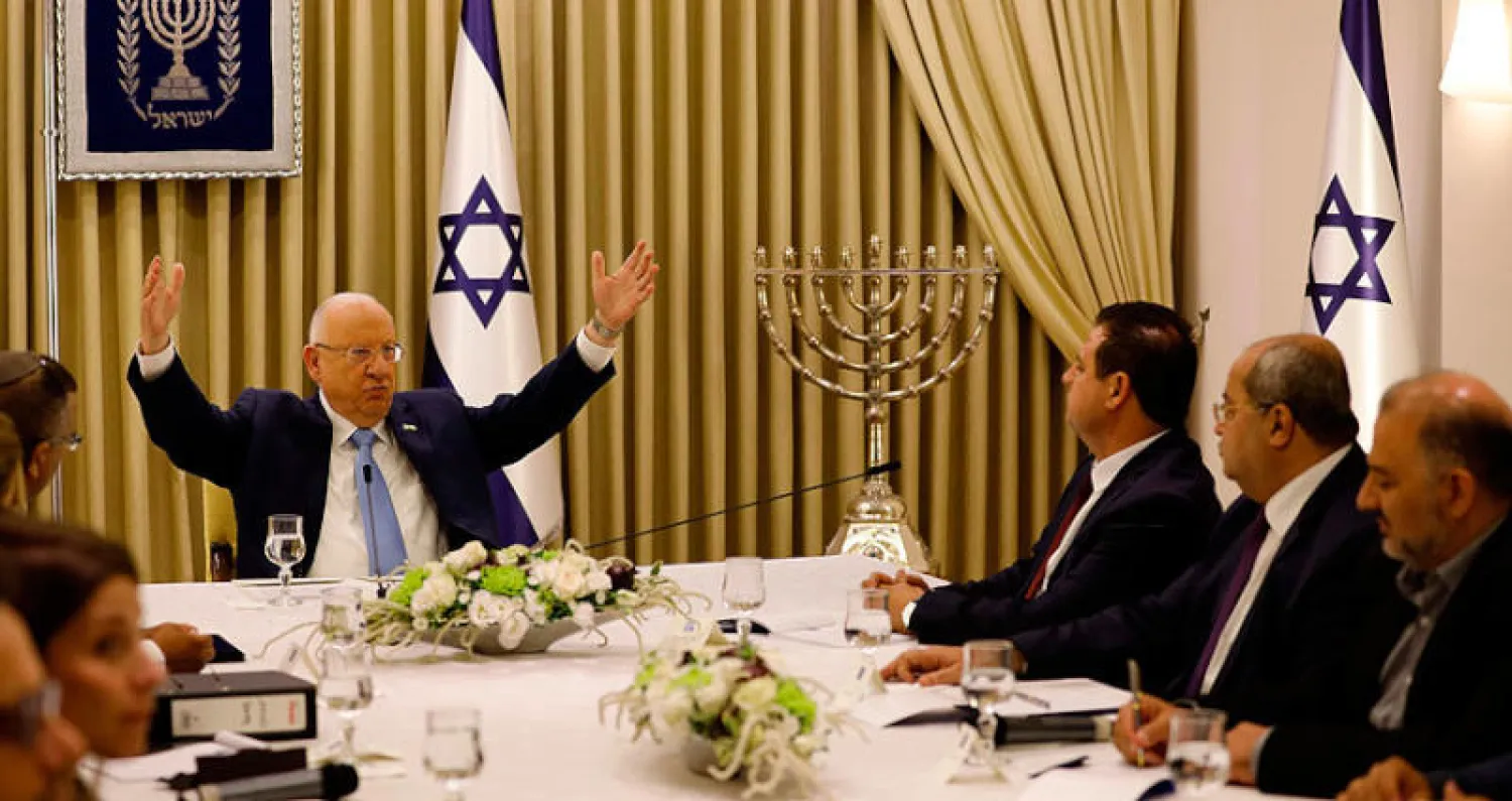 الرئيس الإسرائيلي رؤوفين ريفلين مستقبلاً القائمة العربية المشتركة التي رشحت بيني غانتس لتشكيل الحكومة المقبلة (أ.ف.ب)