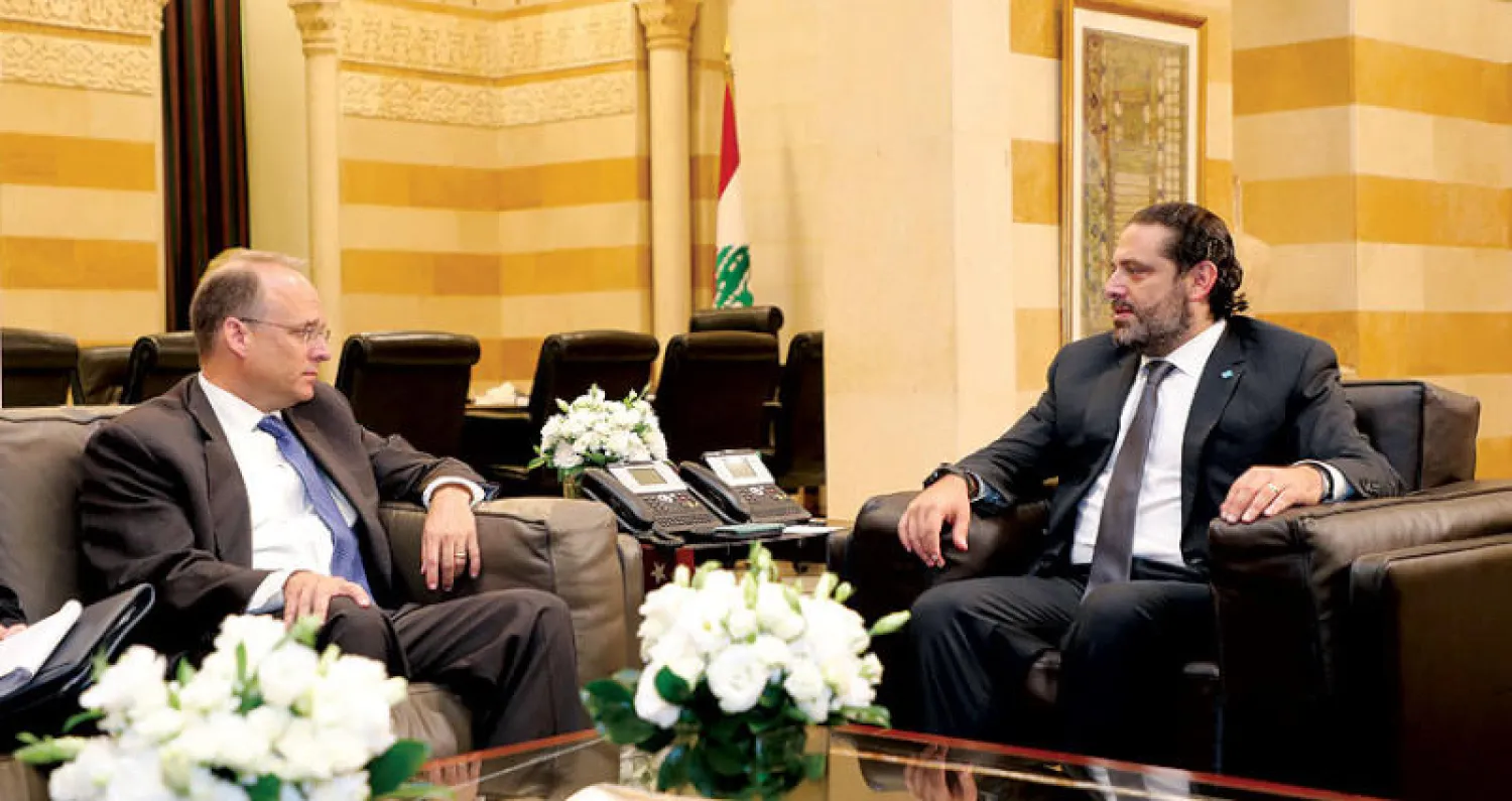 رئيس الوزراء اللبناني خلال محادثاته مع مساعد وزير الخزانة الأميركي في بيروت أمس (دالاتي ونهرا)