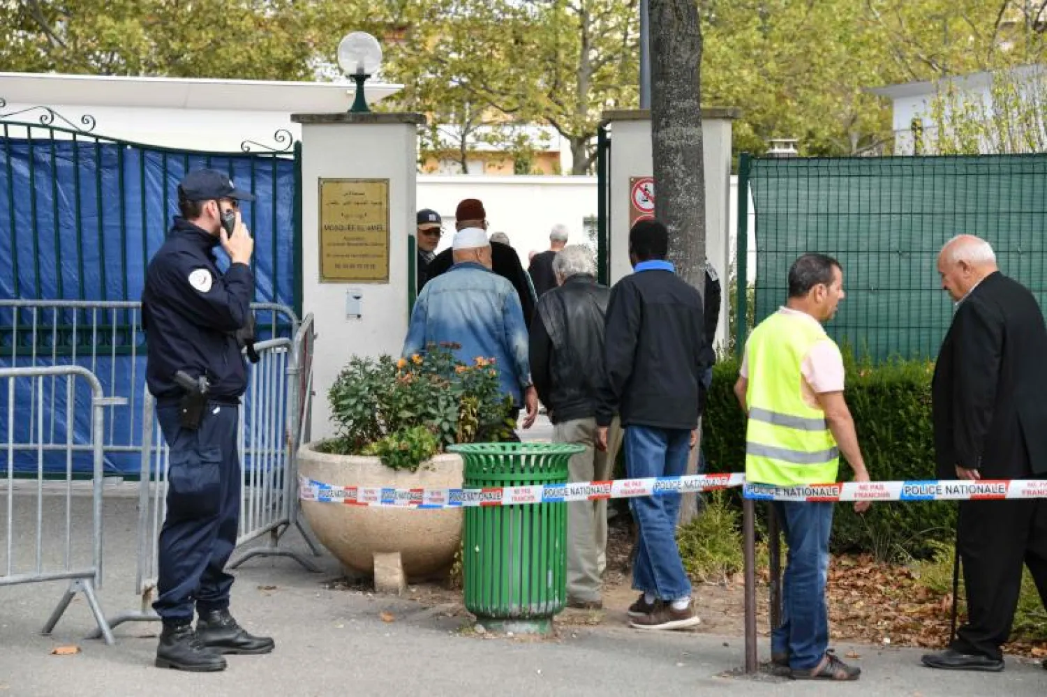 مصلّون يدخلون المسجد المستهدف في كولمار (أ.ف.ب)