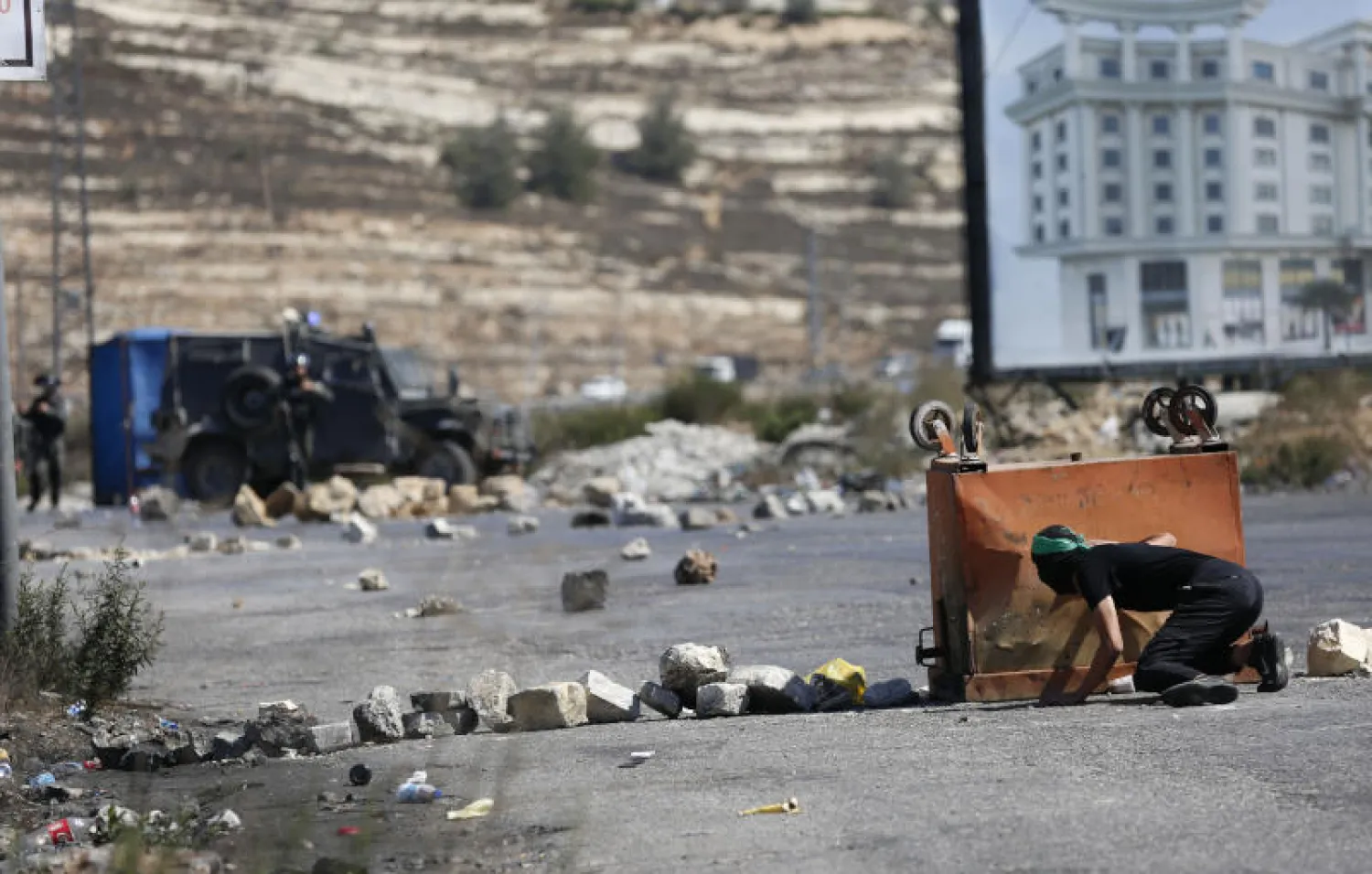 طلاب فلسطينيون في صدام مع القوات الإسرائيلية خلال تجمّع احتجاجي لدعم الأسرى الفلسطينيين (أ.ب)