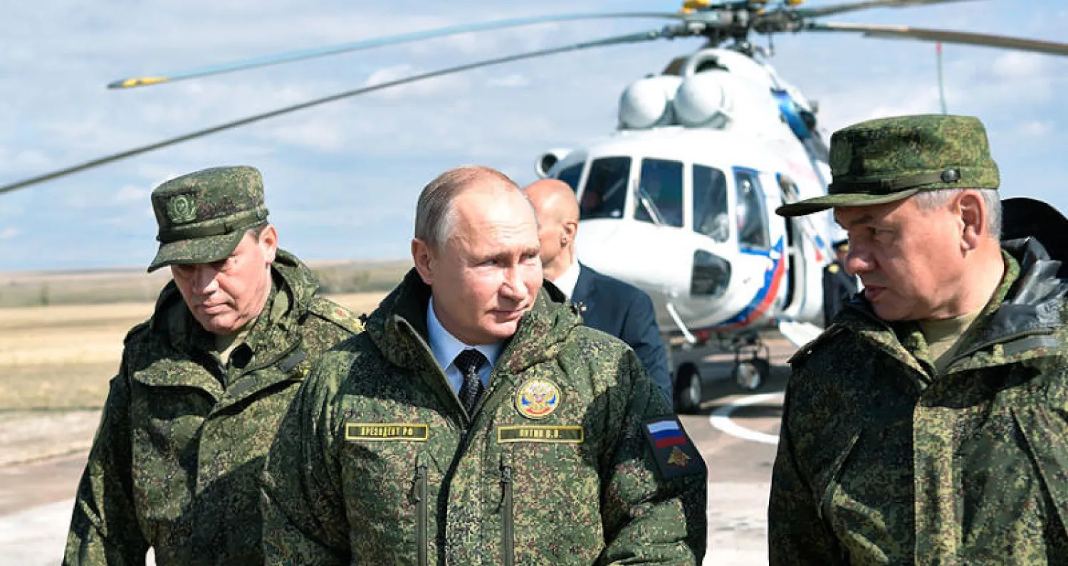 بوتين ووزير الدفاع شويغو خلال توجههما لحضور تدريبات عسكرية في أورينبورغ الجمعة (أ.ب)