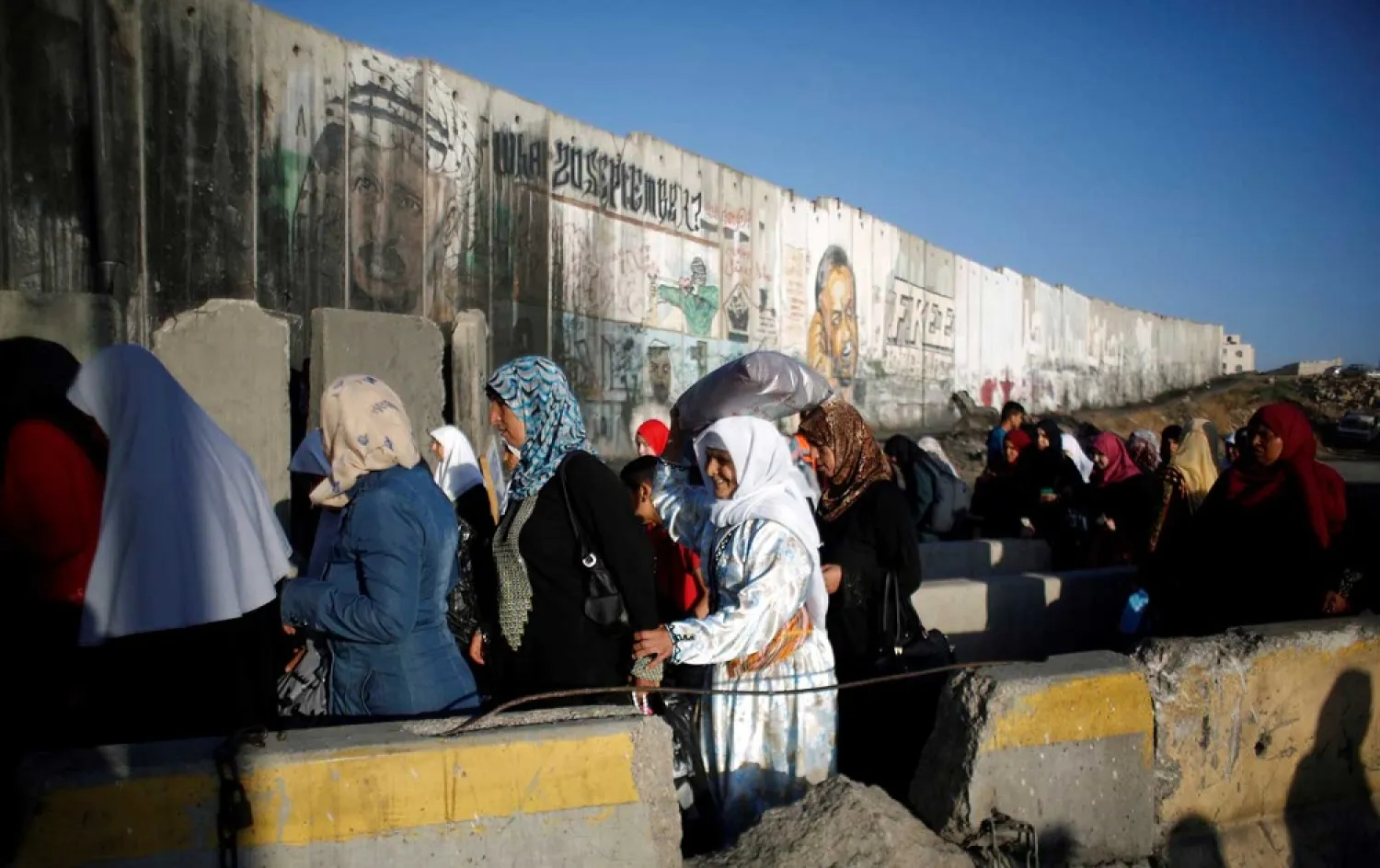 Palestinians waiting to cross through the Qalandia checkpoint, July 2016. (Reuters)