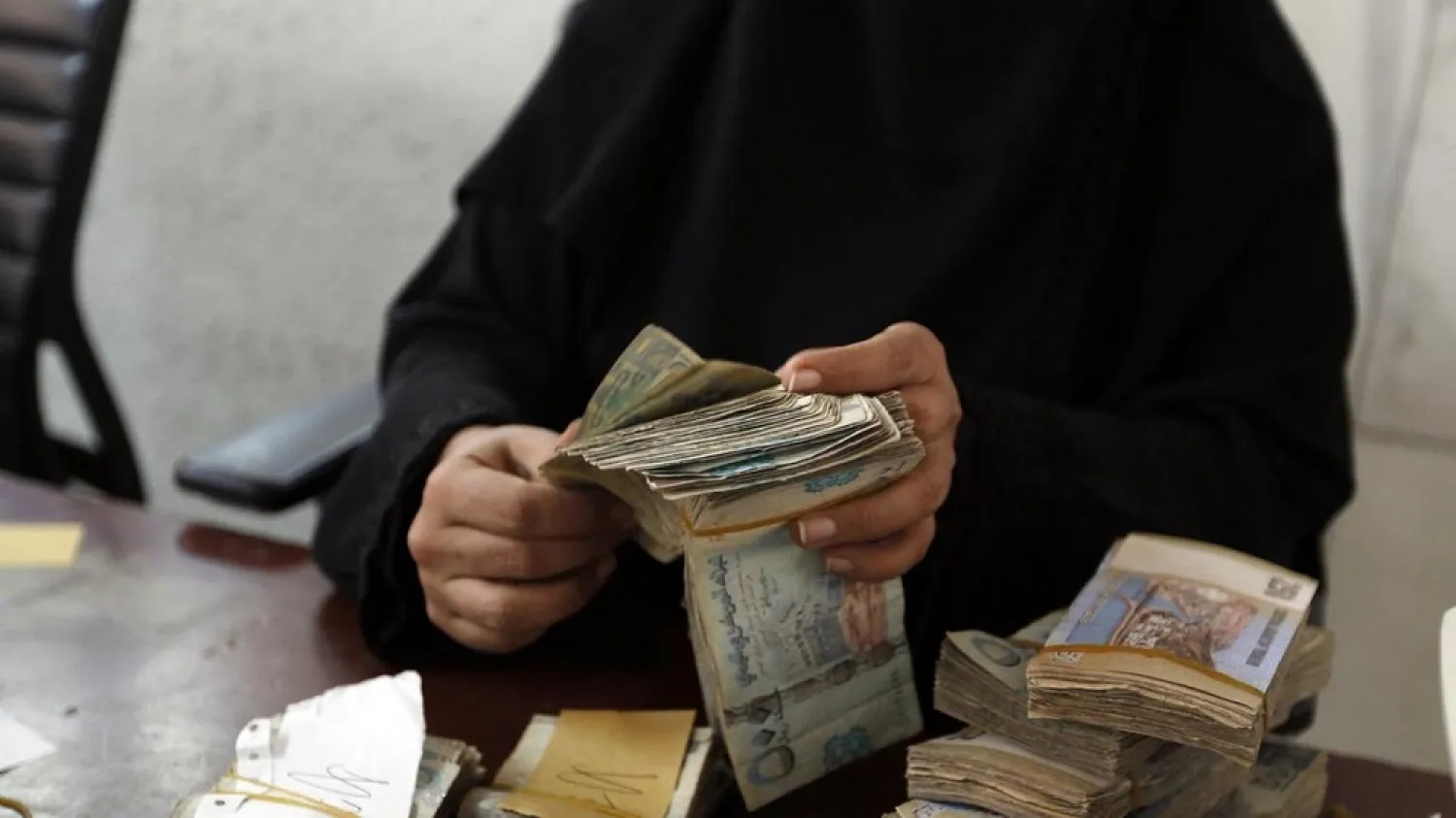 The Yemeni riyal depreciates again. (AFP)