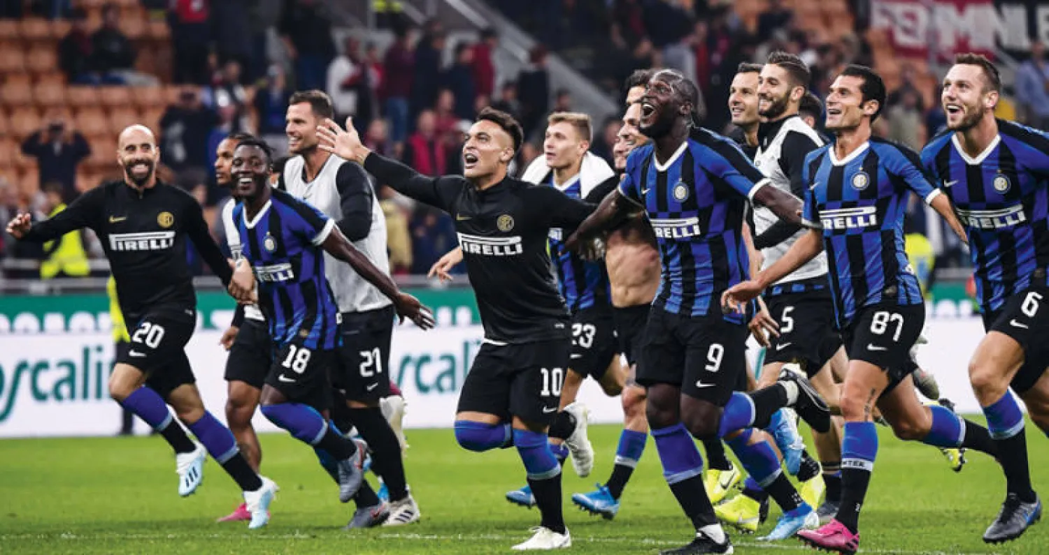 لاعبو الإنتر وفرحة الفوز على ميلان الغريم التقليدي (أ.ف.ب)