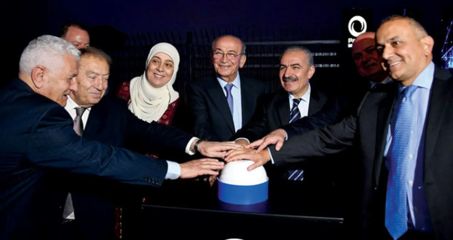 أشتية خلال مشاركته في افتتاح مركز البيانات لشركة الاتصالات الفلسطينية أمس (وفا)