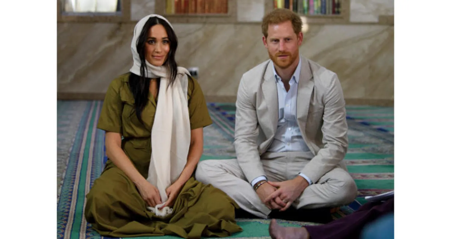 الأمير هاري وميغان داخل مسجد «عوول» الذي تم بناؤه عام 1797 في كيب تاون (إ.ب.أ)