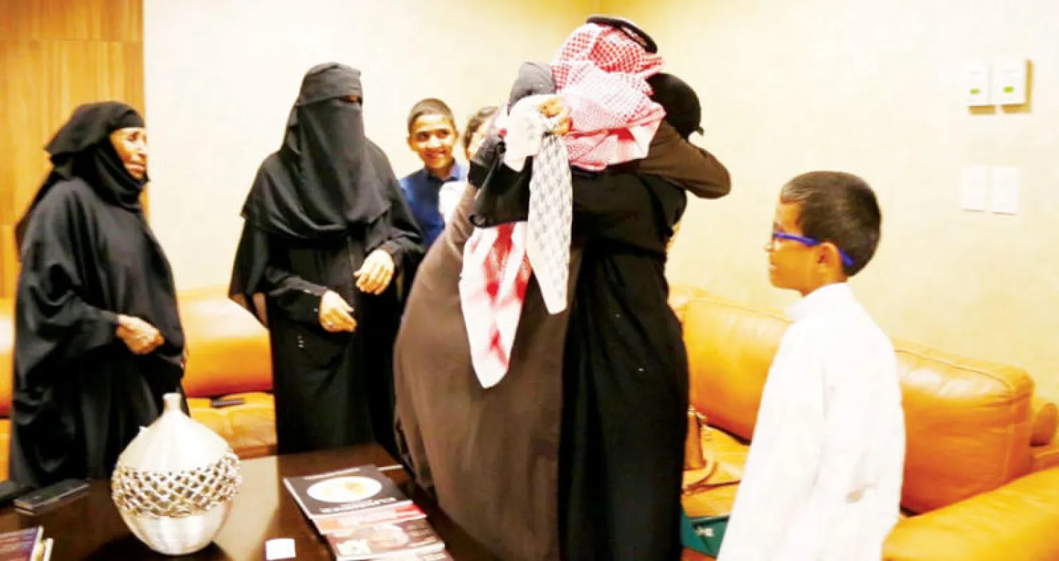 الذروي لدى رؤيته أسرته التي استقبلته في مطار الملك عبد العزيز في جدة أول من أمس (الشرق الأوسط)