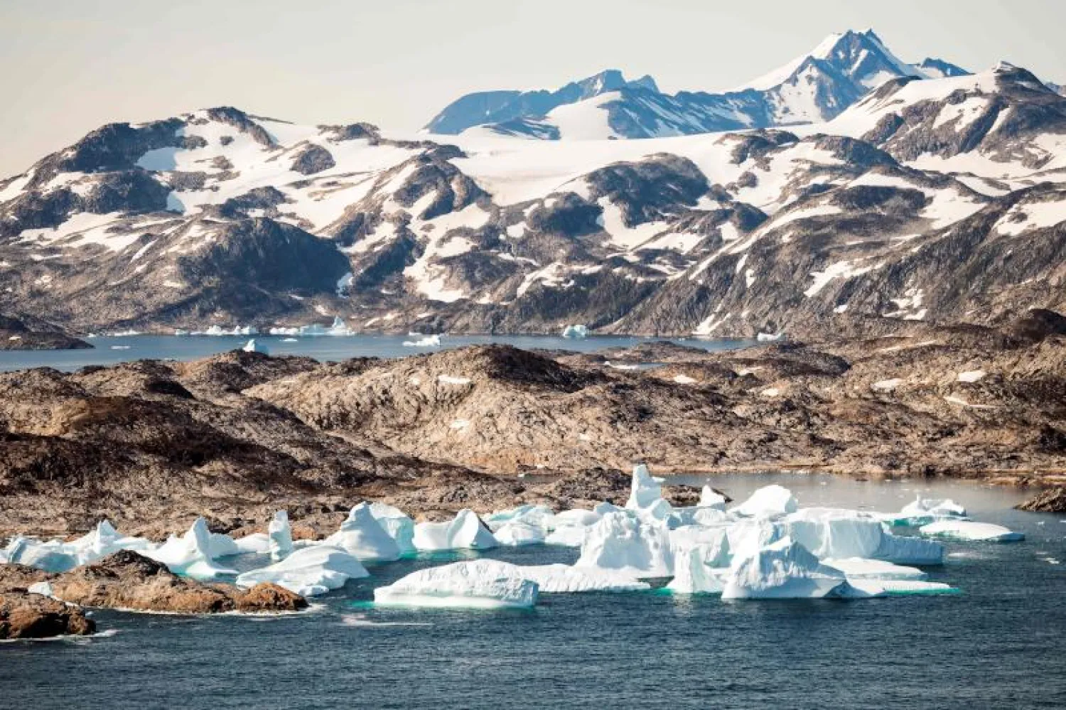 صور من الجبال الجليدية العائمة على طول الساحل الشرقي لغرينلاند بالقرب من كولوسوك (أ.ف.ب)